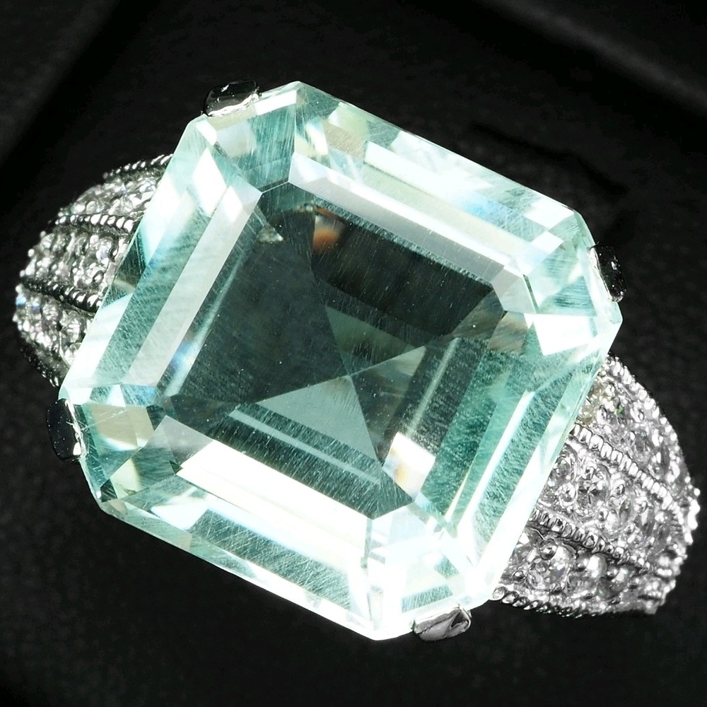 Elegant Silver and Aquamarine Ring